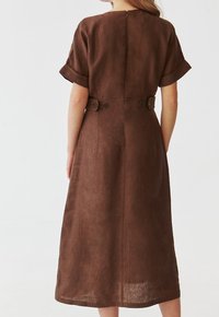 Braunes Leinenkleid mit kurzen, umgeschlagenen Ärmeln, einem Gürtel und zwei Knöpfen am Rücken, in Midi-Länge und aus glattem, strukturiertem Stoff.