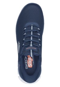 Baskets en mesh navy avec lacets élastiques et semelle extérieure blanche. Présente le logo 'SKECHERS' et la marque 'Slip-ins' sur la semelle intérieure.