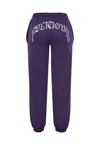 Paarse sweats met elastische boorden, voorzien van een graffiti-stijl logo en rhinestone accenten op de achterkant voor extra detail.