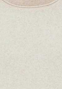 Heller beiger gestrickter Pullover mit weicher Textur, runder Halslinie und einem subtilen gesprenkelten Muster überall.