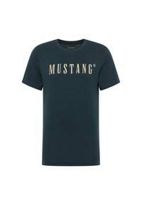 Granatowy bawełniany T-shirt z okrągłym dekoltem i krótkimi rękawami, z nadrukiem "MUSTANG" w jasnobeżowym kolorze na wysokości klatki piersiowej.