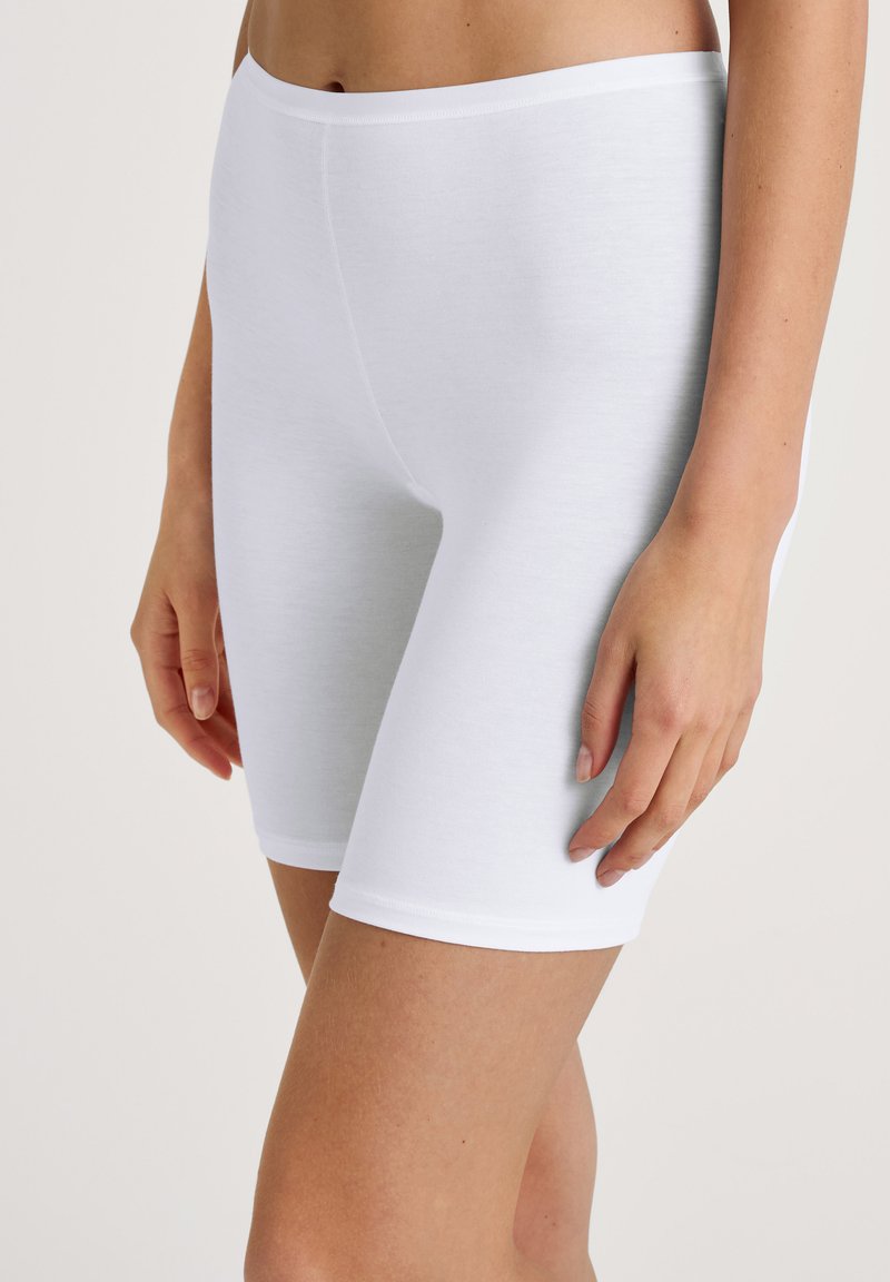 Witte katoenen shorts met een getailleerd ontwerp, voorzien van een elastische tailleband en een gladde textuur. De lengte komt tot halverwege de bovenbenen.