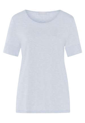 Camiseta de manga corta azul claro con cuello redondo, hecha de material suave, que presenta una textura lisa y un corte relajado.