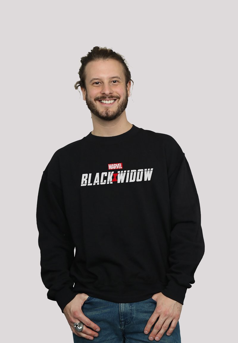 Juodas džemperis su „MARVEL BLACK WIDOW“ užrašu baltu spalva ir raudonais akcentais. Audinys minkštas, laisvas kirpimas ir įribtos rankogaliai.