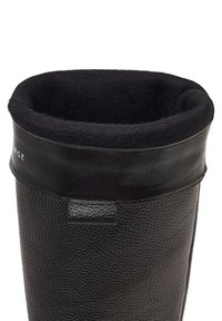 Draufsicht auf einen schwarzen, strukturierten Lederstiefel mit einem weichen, gepolsterten schwarzen Stofffutter und umgeschlagenem Lederumschlag.