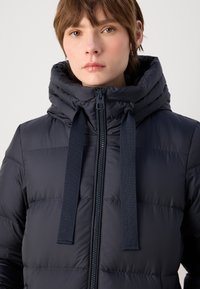 Marc O'Polo LONG COAT FEMININE SHAPE  WITH HOOD - Abrigo de plumas - deep blue sea