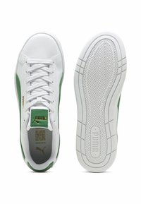 Sneaker bianco con accenti verdi, tomaia in pelle sintetica, chiusura con lacci, suola in gomma e dettaglio del logo dorato sulla linguetta. Motivo della suola testurizzato.