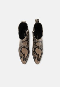 Tommy Hilfiger FLAT SNAKE - Korte laarzen - neutral python
