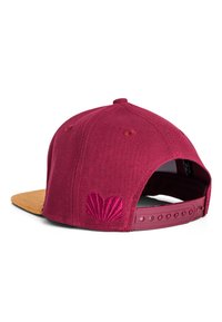 Mørkerød baseballcap med en tan skygge, prydet med et præget skaldesign på bagsiden, justerbar rem og struktureret stof.