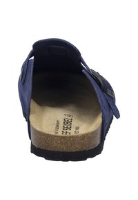 Marineblauwe open-taille schoen met een suede-achtige bovenkant, kurken voetbed en zwarte rubberen zool. Heeft een zijgesp voor verstelbaarheid.