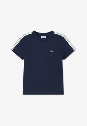 Tumesinine puuvillane t-särk, millel on lühikesed varrukad valgete ja roheliste triipudega, ümarlõikega kaelus ning väike tikitud logo rinnal.