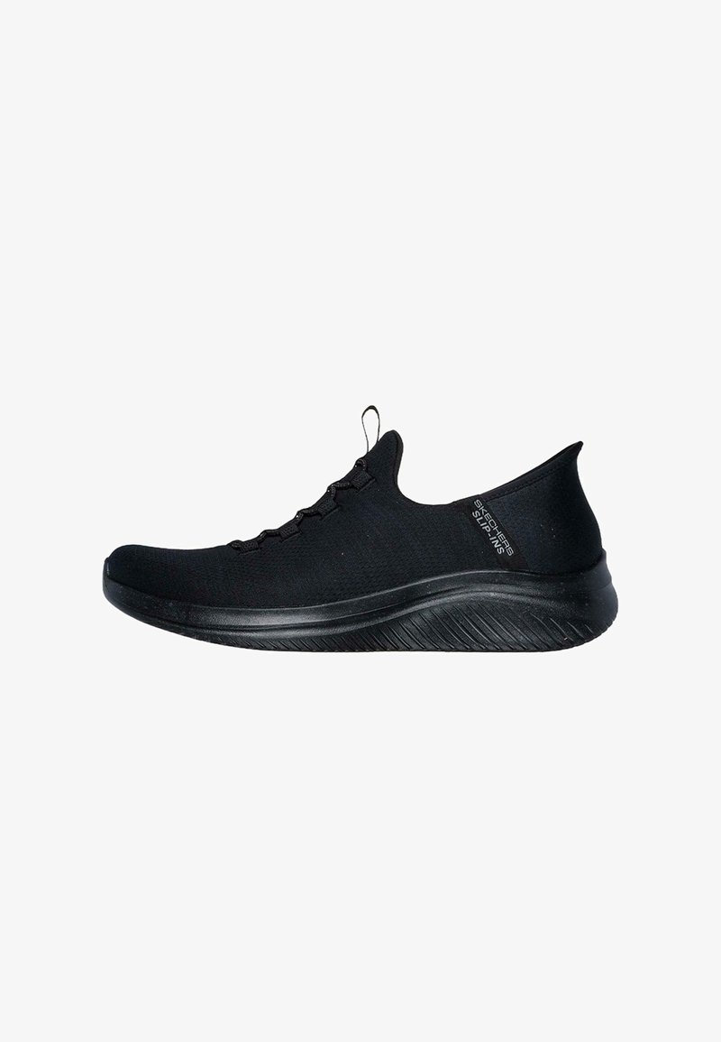 Zapatilla deportiva negra con parte superior de punto, diseño de cordones, suela curva y acentos texturizados. Construcción ligera y flexible.
