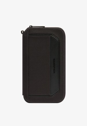 Organizador de viaje compacto negro con cremallera, tejido texturizado y un panel diagonal liso en el frente para tarjetas o pequeños objetos.