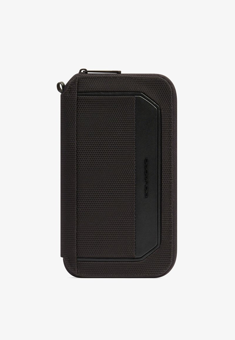 Organizador de viaje compacto negro con cremallera, tejido texturizado y un panel diagonal liso en el frente para tarjetas o pequeños objetos.