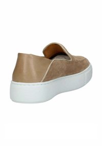 Sneaker in suede color marrone chiaro con design slip-on, tallone in pelle liscia tan a contrasto, suola in gomma bianca e dettagli di cucitura minimi.