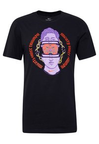 Musta puuvillapaita, jossa on graafinen suunnittelu tyylitellyllä kasvoilla, oranssi ja violetti värimaailma, ketjuja ja tekstiakselit.