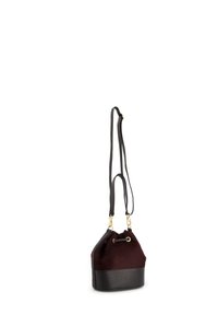 Burgunder Farbe Wildleder-Einkaufstasche mit schwarzem Lederunterteil, goldfarbener Hardware, verstellbarem Schultergurt und Kordelzugverschluss.