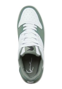 Hvide og grønne low-top sneakers med perforeret tå, flade snørebånd, polstret krave, logo på hælen og tekstureret indersål.