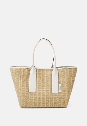 Bolso tote beige tejido con asas y ribetes blancos texturizados, que presenta una forma rectangular y una pequeña etiqueta de tela con la marca en el lateral.
