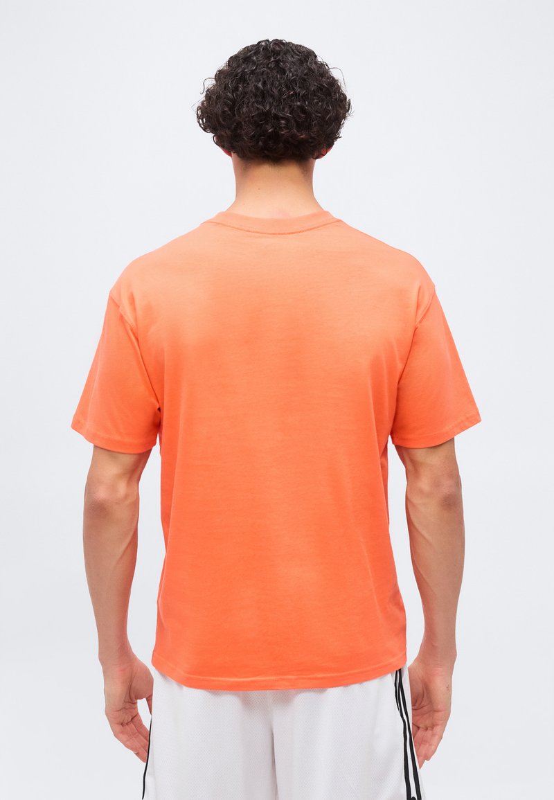 Nike Performance TEE LOOSE - Triko s potiskem - turf orange