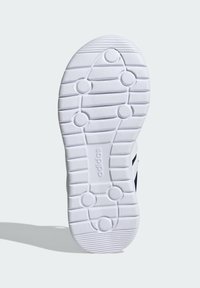 Semelle en caoutchouc blanche pour sneaker avec des motifs de texture antidérapants, présentée avec une finition lisse et un branding subtil. Forme ovale générale avec des bords arrondis.