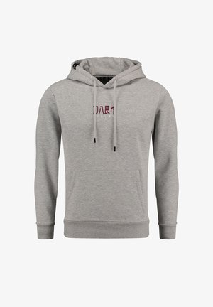 Grå hættetrøje lavet af blødt stof, med en forlommek, justerbare snore og et logo i bordeaux på brystet.