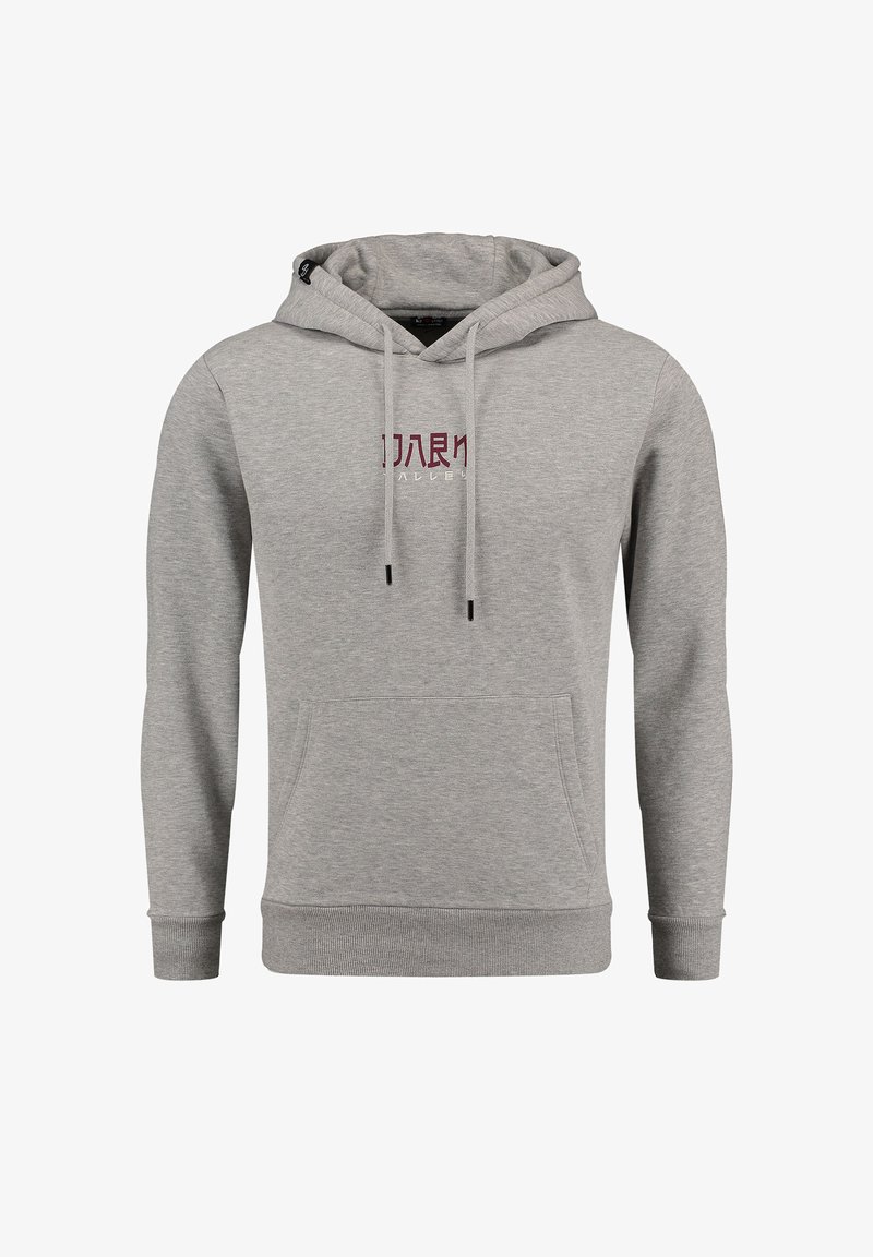 Grå hoodie tillverkad av mjukt tyg, med en framficka, justerbara snoddar och en logotyp i vinröd på bröstet.