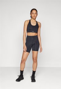 Salomon SHKOUT CORE BRA - Sports-BH-er med medium støtte - deep black