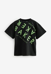 Sort kortærmet t-shirt lavet af bomuld, med fed grøn tekst der står "BAKER" på skrå, med designerlabel "by Ted Baker."