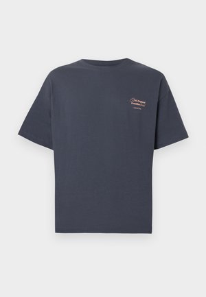Camiseta de manga corta de color gris oscuro con un pequeño texto claro en el pecho izquierdo que dice "New England Coastline Hotel original type"
