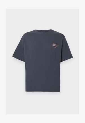 Camiseta de manga corta de color gris oscuro con un pequeño texto claro en el pecho izquierdo que dice "New England Coastline Hotel original type"