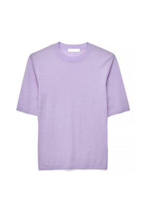 Lila kratka pletena majica z okroglim izrezom in rebrastim ovratnikom, položena na ravno podlago z belim ozadjem.