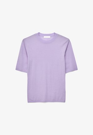 Lila kratka pletena majica z okroglim izrezom in rebrastim ovratnikom, položena na ravno podlago z belim ozadjem.