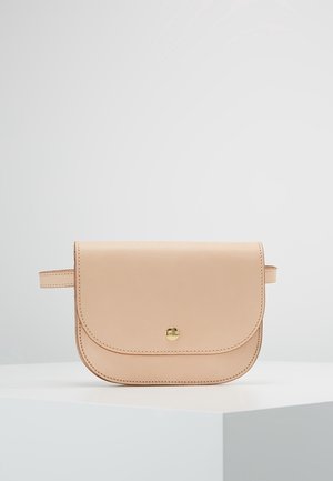 Beige nahkainen vyölaukku pyöreällä läppäkannella, kullanvärisellä napinlukolla ja vastaavin tikatuin yksityiskohdin, esillä valkoisella pinnalla.