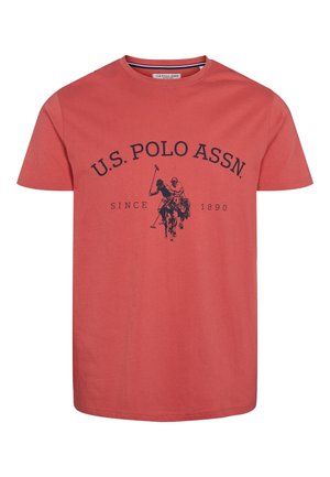 Koralowa czerwona koszulka z krótkim rękawem, z czarnym napisem U.S. Polo Assn. oraz logo przedstawiającym dwóch graczy polo na koniach i napisem „Since 1890”.