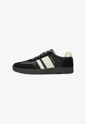 Schwarze Wildleder- und Leder-Sneaker mit weißen Streifen; verfügt über eine Gummisohle und goldene Markenbeschriftung an der Seite. Klassisches sportliches Design.