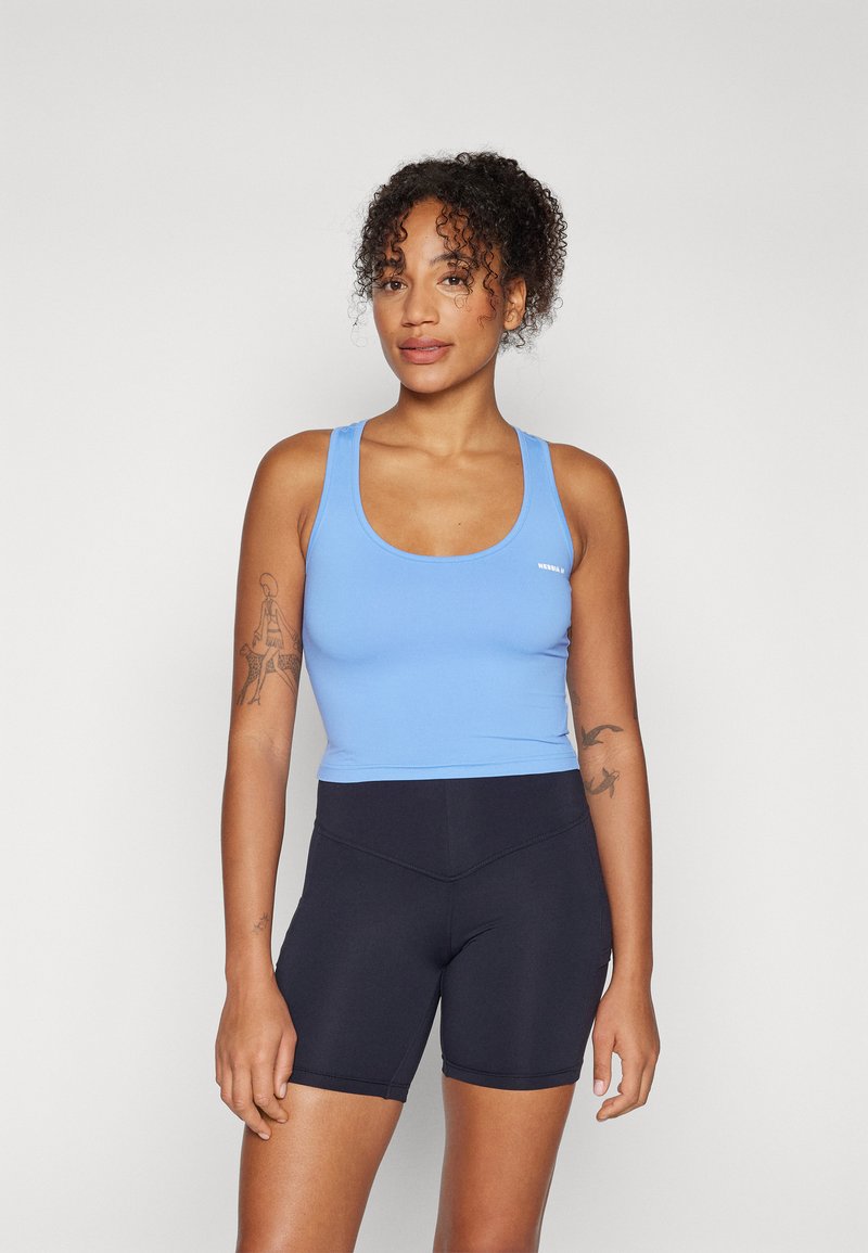 Nebbia - SPORTY SLIM FIT CROP TANK - Toppi - light blue, Suurenna