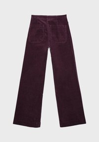 Spodnie sztruksowe w głębokim burgundowym kolorze, z wysokim stanem, szerokimi nogawkami i dwoma tylnymi kieszeniami. Miękka faktura z widocznym prążkowanym wzorem.