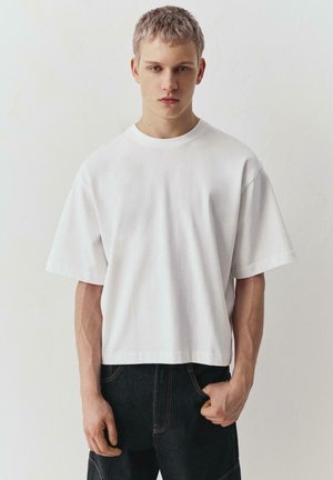 PULL&BEAR CROPPED SHORT SLEEVE - Navadna majica - white