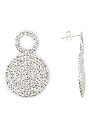 Boucles d'oreilles puces pendentifs double cercle en métal torsadé de ton argent, vues de face et de côté sur fond blanc.