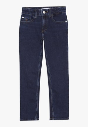 Jean slim bleu foncé avec fermeture à bouton et zip à l'avant, design cinq poches, et logo de la marque subtil sur la petite poche avant.