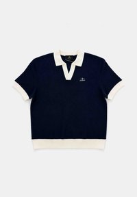 Polo bleu marine à manches courtes avec col, poignets et ourlet blancs, avec un petit logo PXG sur la poitrine gauche.