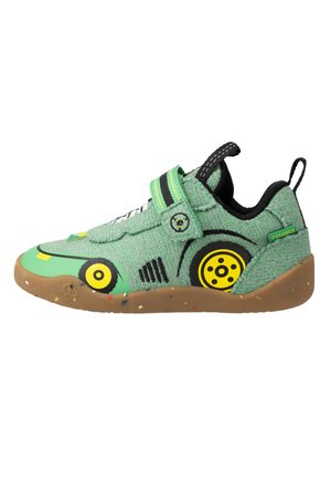 Baskets vertes pour tout-petit avec motifs de roues de voiture noires et jaunes, bride auto-agrippante et semelle marron tachetée.