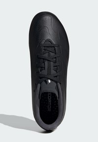 Zapatillas deportivas negras con un upper sintético liso, cierre de cordones, detalles perforados y una plantilla acolchada con marca.