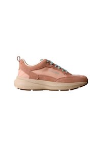 Baskets de sport roses et beige avec des lacets bleu clair, une semelle épaisse et rembourrée, et une languette au talon, montrées de côté sur fond blanc.