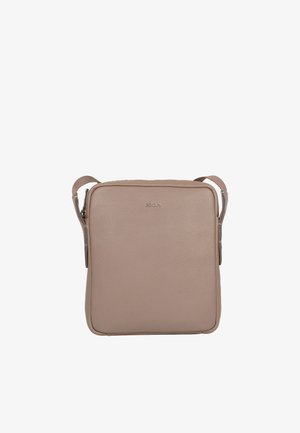 Borsa a tracolla in pelle beige con una texture liscia, forma rettangolare e chiusura con zip. Presenta una tracolla regolabile e un logo del marchio discreto.