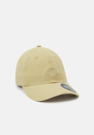 Casquette de baseball beige avec une visière courbée et un logo brodé à l'avant, affichée en angle sur fond blanc.