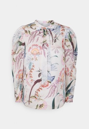 Witte blouse met lange mouwen en opgepofte schouders, met een meerkleurige bloemen- en kolibriprint en een strik bij de hals.