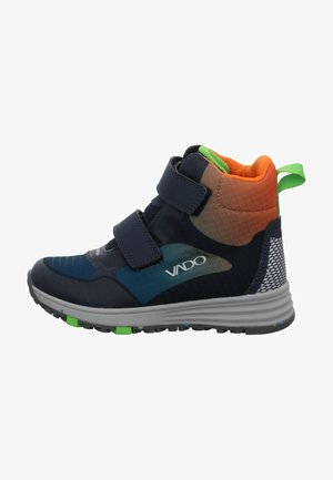 Marineblaue High-Top-Sneaker mit Klettverschluss, hergestellt aus einem strukturierten Stoffobermaterial, mit orangefarbenen und grünen Akzenten sowie einer grauen Gummisohle.