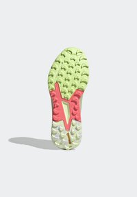Semelle de chaussure avec une bande de grip en caoutchouc texturée verte et rose, rainures profondes pour la traction et un petit logo "Continental" près du talon.